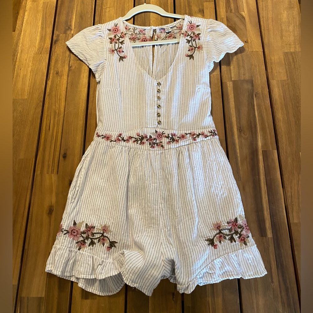 Romper, only worn a few times. Great condition.